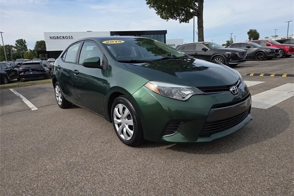 2015 Toyota Corolla LE photo 1