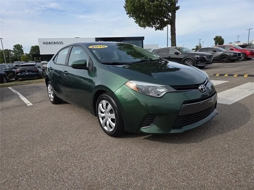 2015 Toyota Corolla LE photo 1