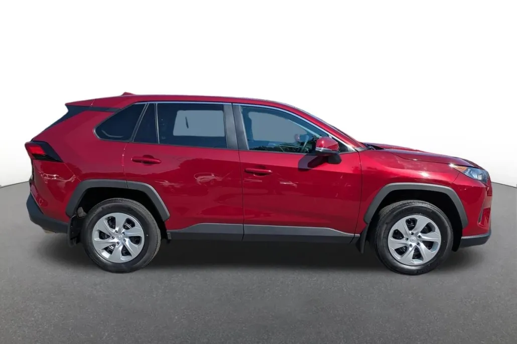 2022 Toyota RAV4 LE photo 1