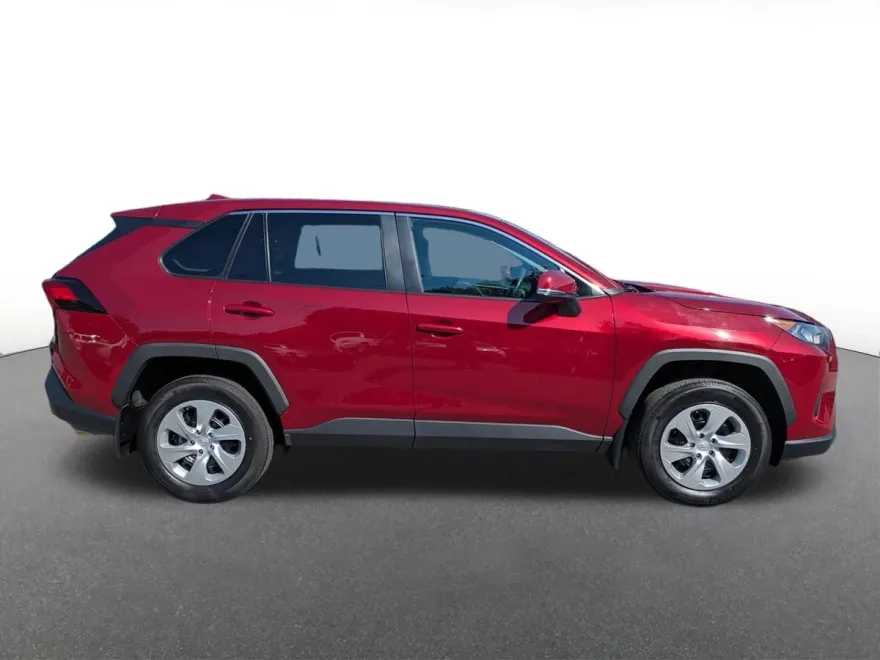 2022 Toyota RAV4 LE photo 1
