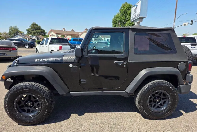 2011 Jeep Wrangler Unlimited Sahara photo 1