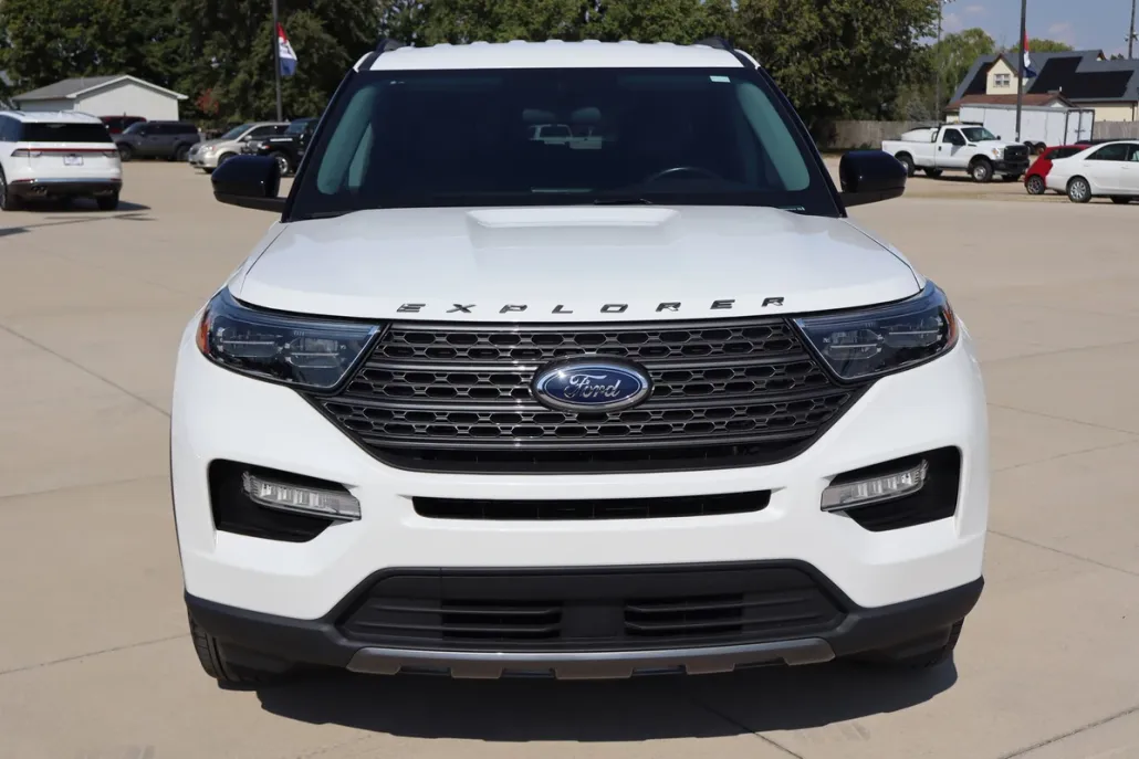 2023 Ford Explorer XLT photo 1