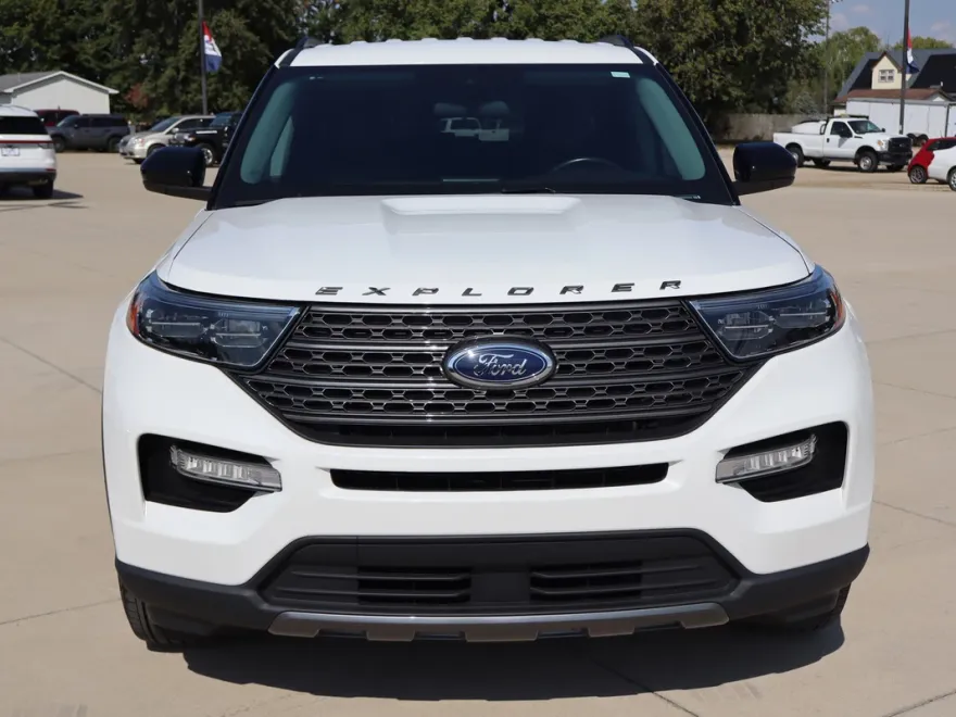 2023 Ford Explorer XLT photo 1