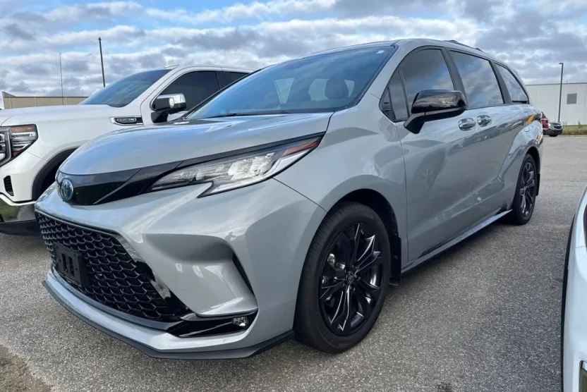 2025 Toyota Sienna XSE photo 1