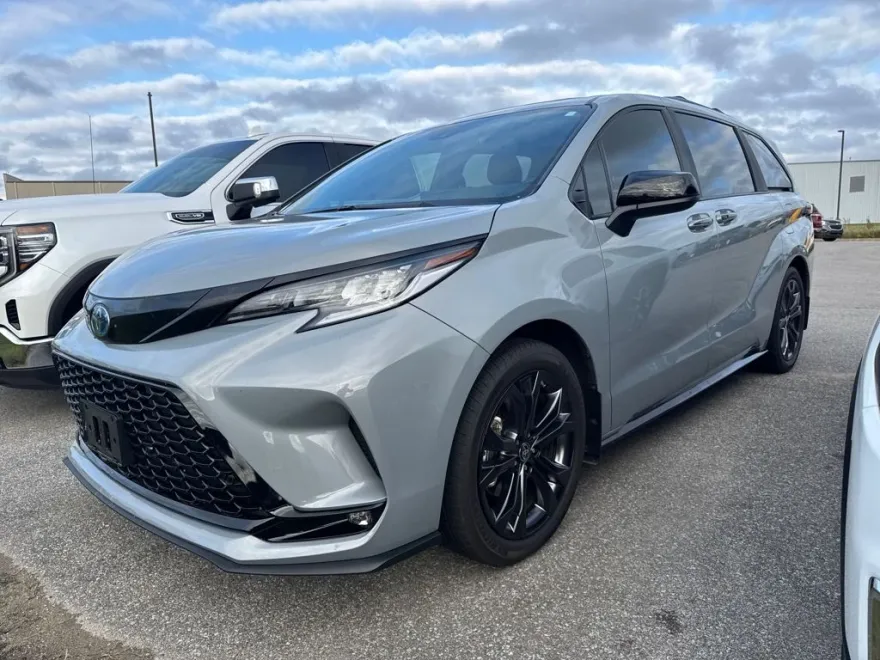 2025 Toyota Sienna XSE photo 1