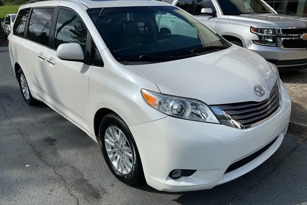 2015 Toyota Sienna XLE photo 1