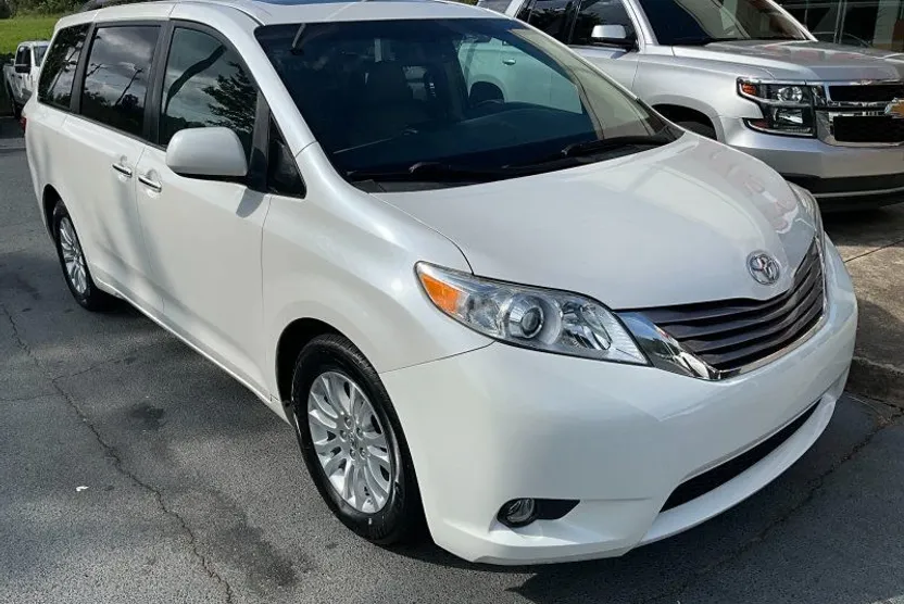 2015 Toyota Sienna XLE photo 1