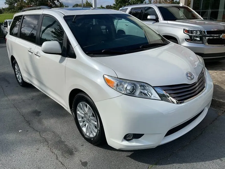 2015 Toyota Sienna XLE photo 1