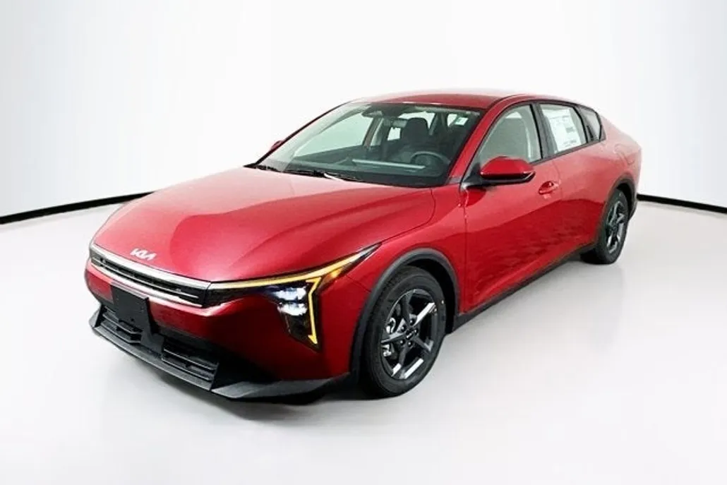 2025 Kia K4 LXS photo 1