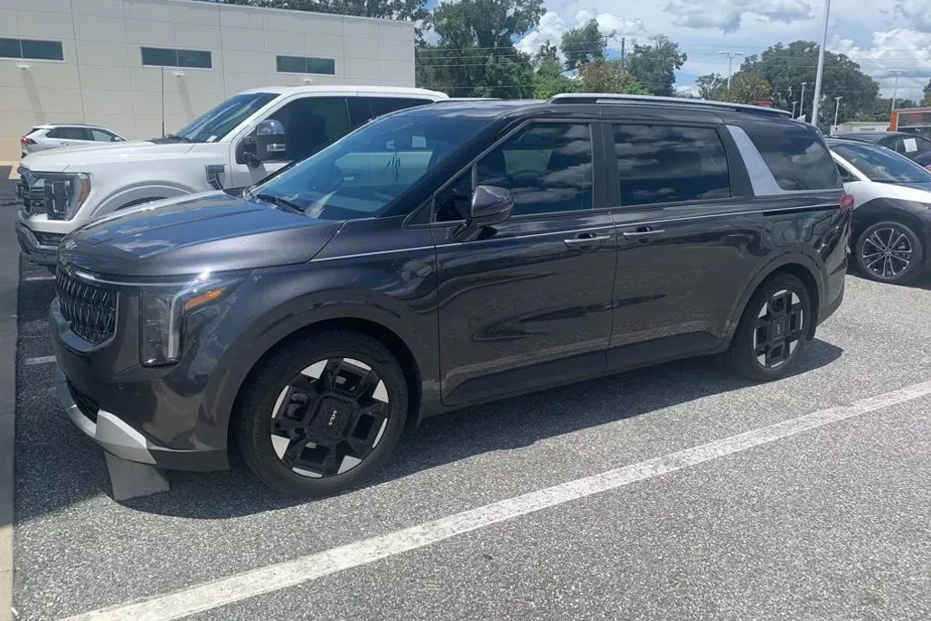 2025 Kia Carnival EX photo 1
