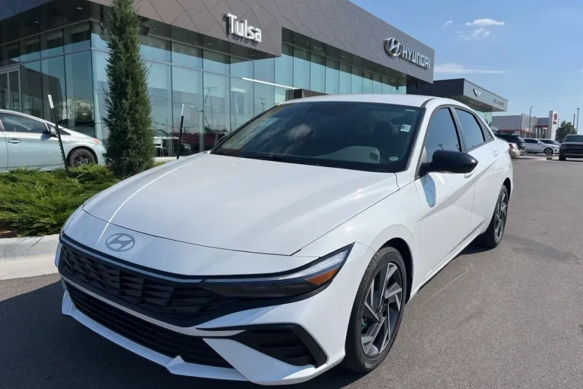 2025 Hyundai Elantra SEL Sport photo 1