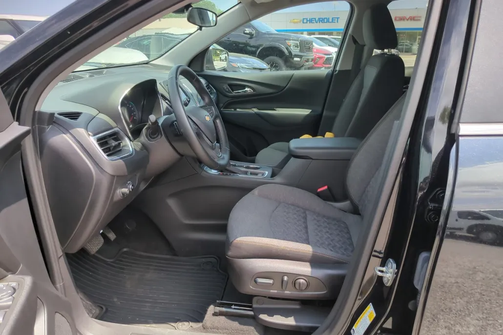 2023 Chevrolet Equinox LT photo 1