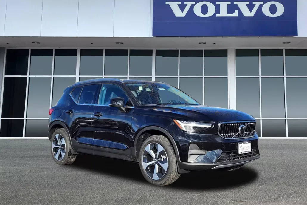 2025 Volvo XC40 Core photo 1
