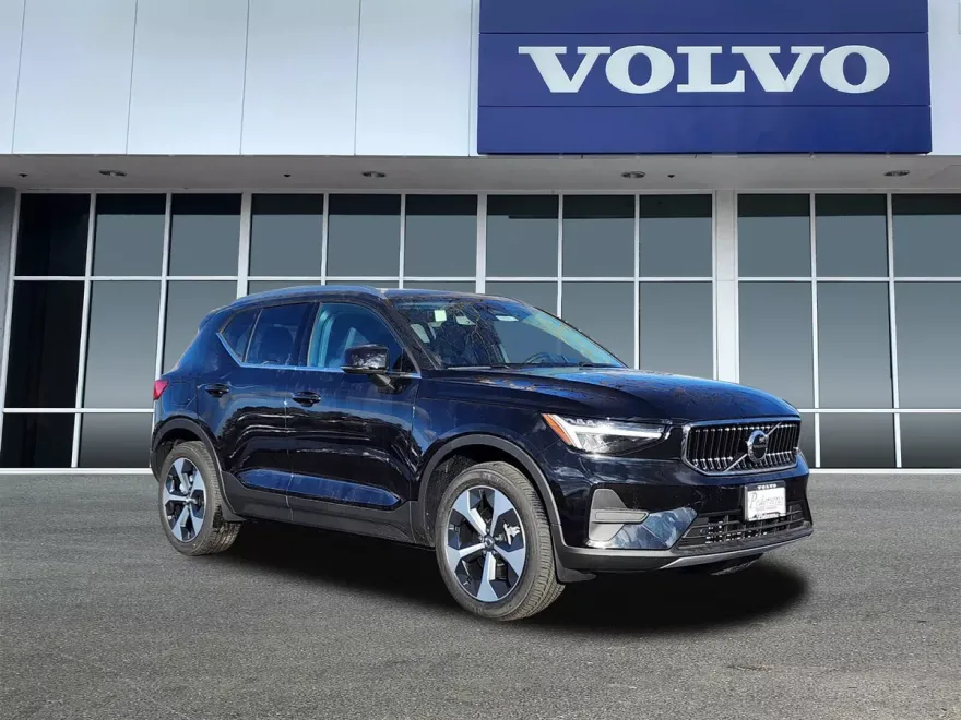 2025 Volvo XC40 Core photo 1