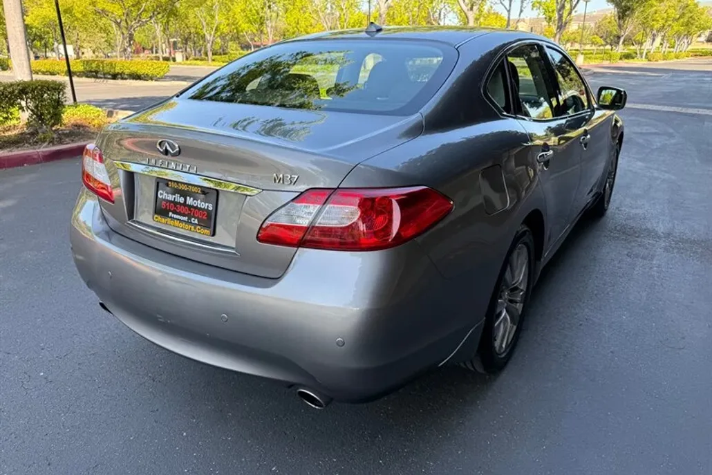 2013 Infiniti M37 photo 1