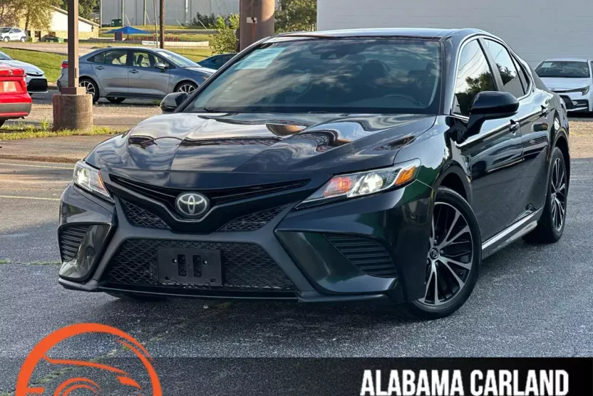 2020 Toyota Camry SE photo 1