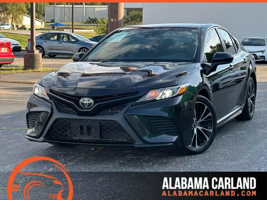 2020 Toyota Camry SE photo 1