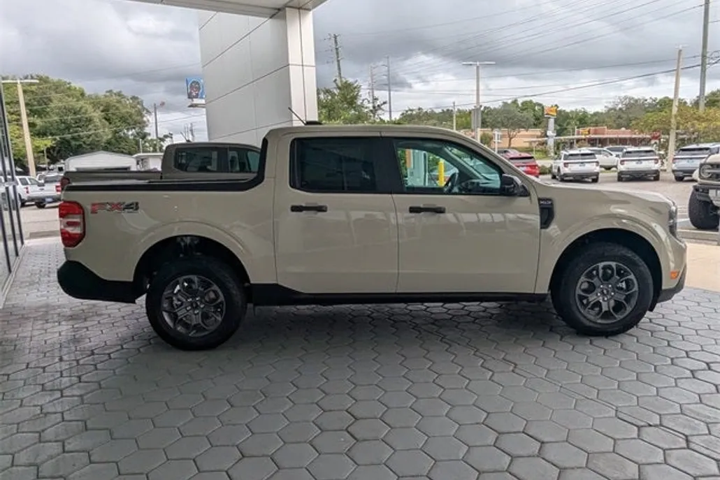 2025 Ford Maverick XLT photo 1