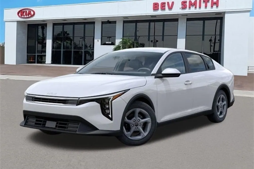 2025 Kia K4 LXS photo 1