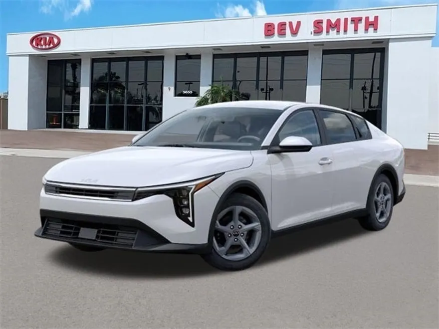2025 Kia K4 LXS photo 1