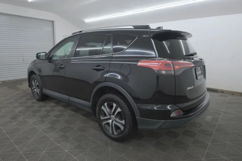 2017 Toyota RAV4 LE photo 1