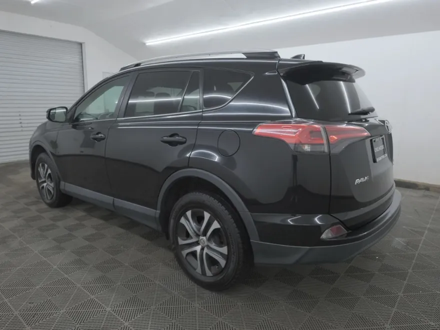 2017 Toyota RAV4 LE photo 1