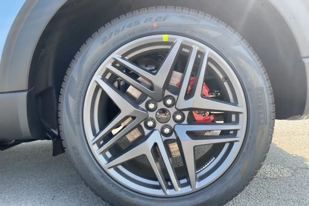 2025 Ford Explorer ST-Line photo 1