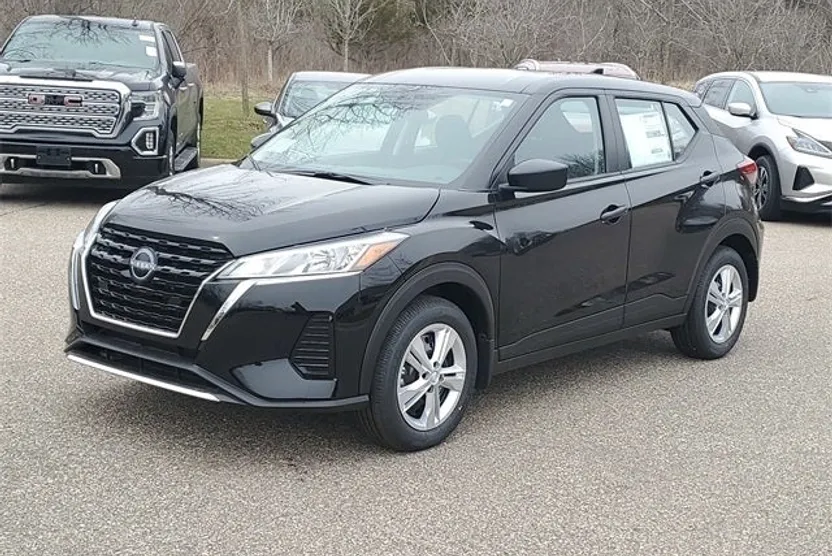 2025 Nissan Kicks Play S photo 1