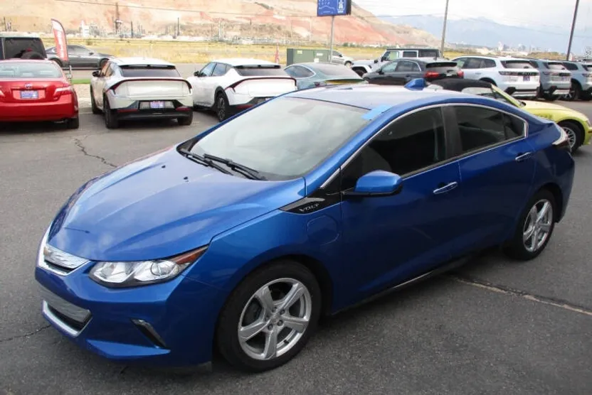 2017 Chevrolet Volt LT photo 1