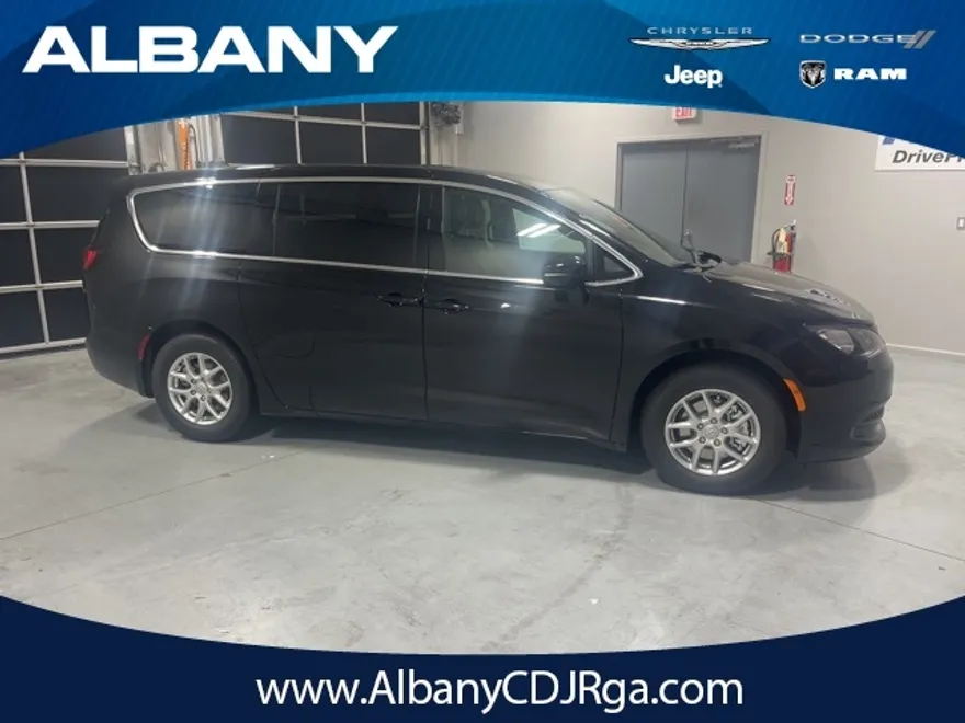 2025 Chrysler Voyager LX photo 1