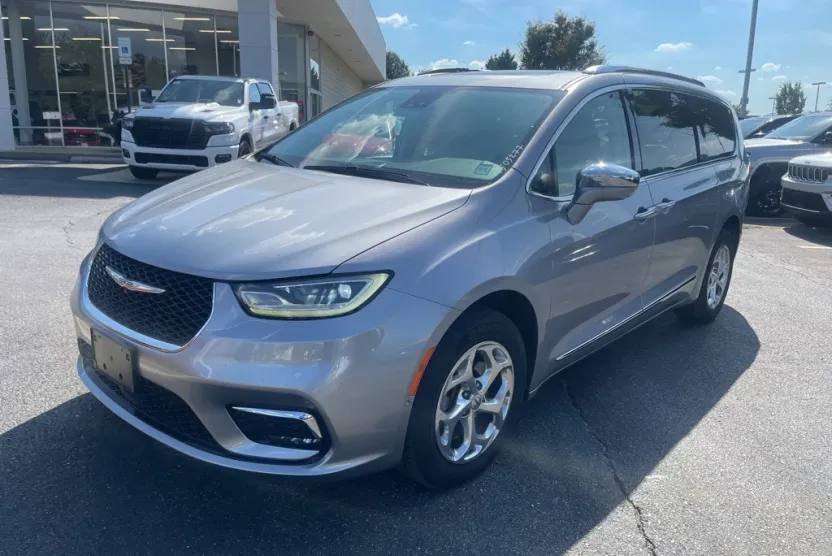 2021 Chrysler Pacifica Limited photo 1