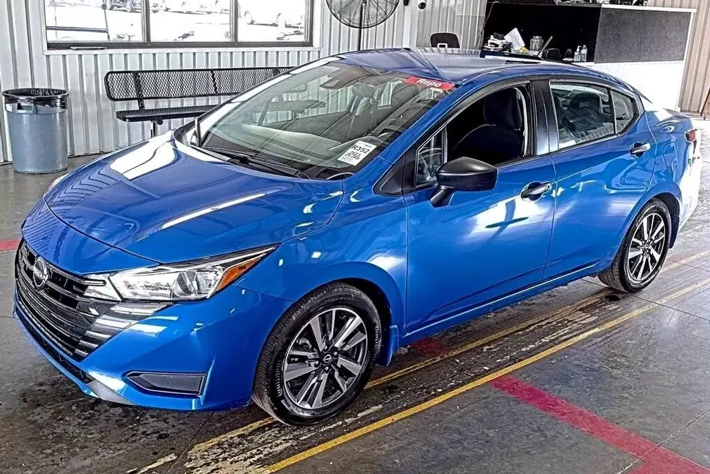 2023 Nissan Versa 1.6 S photo 1