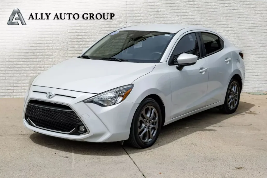 2019 Toyota Yaris LE photo 1