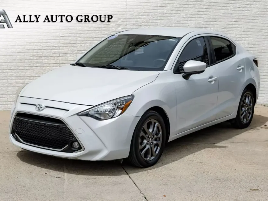 2019 Toyota Yaris LE photo 1