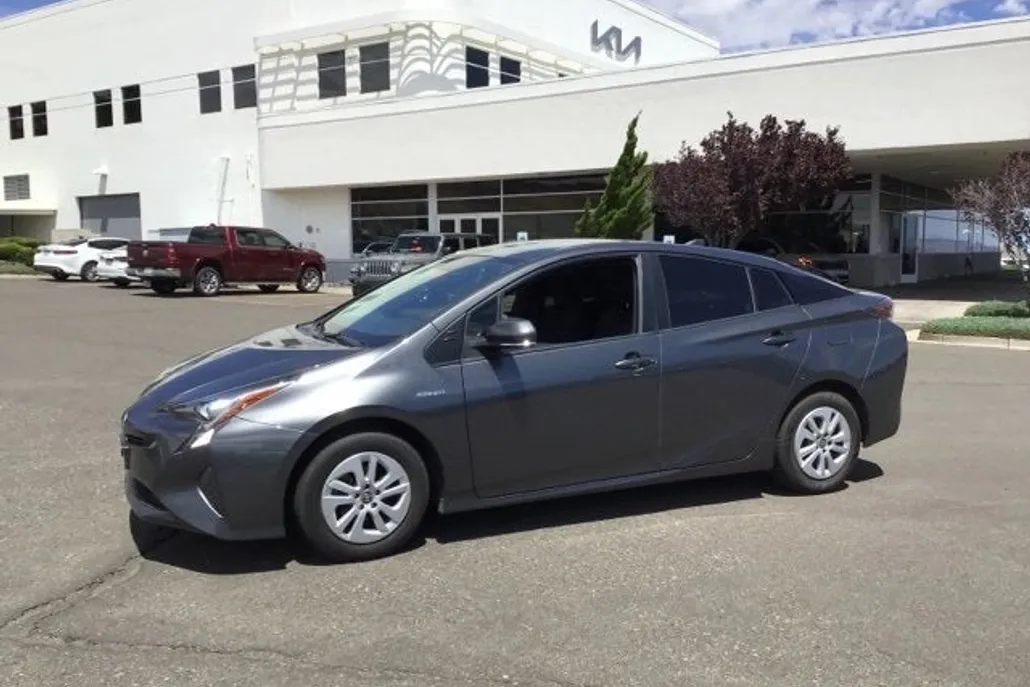 2016 Toyota Prius Two photo 1