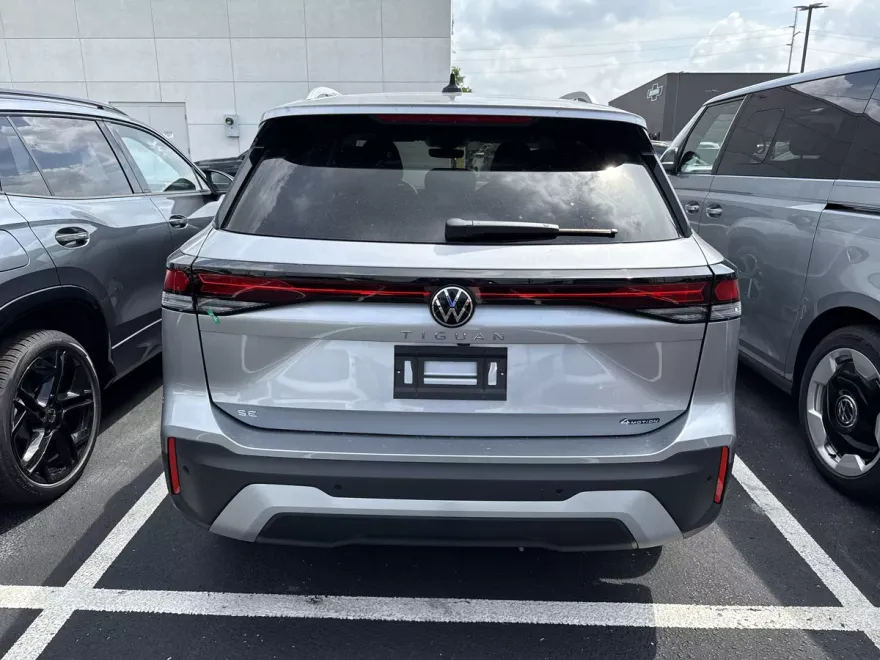 2025 Volkswagen Tiguan SE photo 1