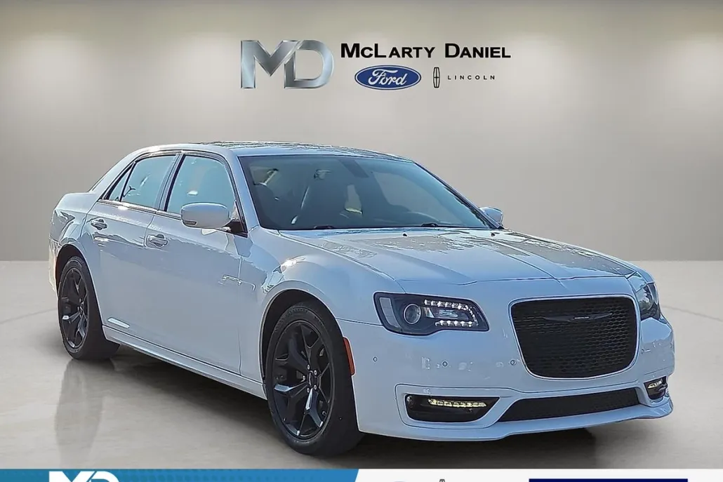 2022 Chrysler 300 Touring L photo 1