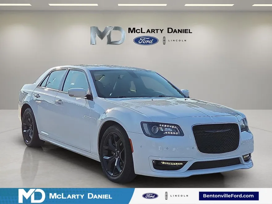 2022 Chrysler 300 Touring L photo 1