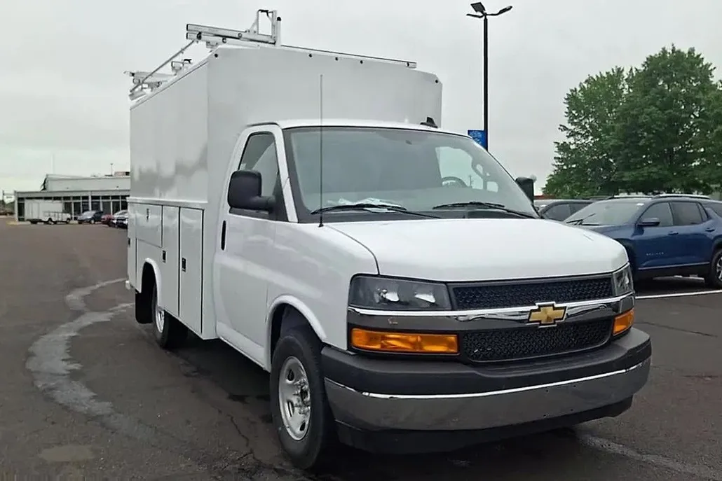 2025 Chevrolet Express Cutaway 3500 Base photo 1