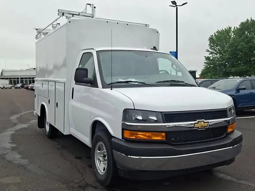 2025 Chevrolet Express Cutaway 3500 Base photo 1