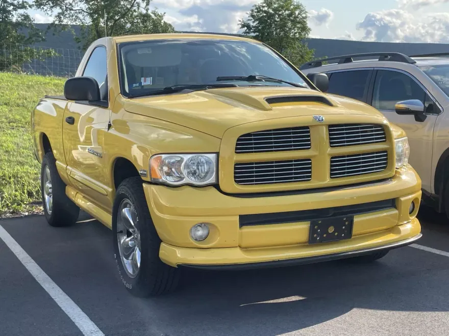 2004 Dodge Ram SLT photo 1