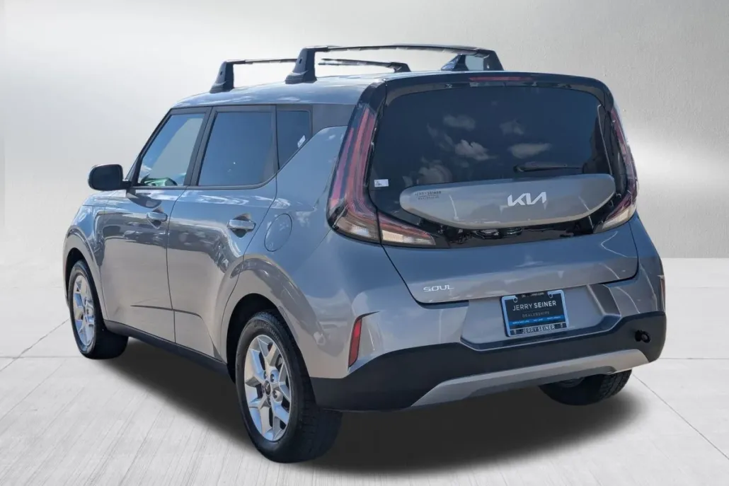 2023 Kia Soul LX photo 1