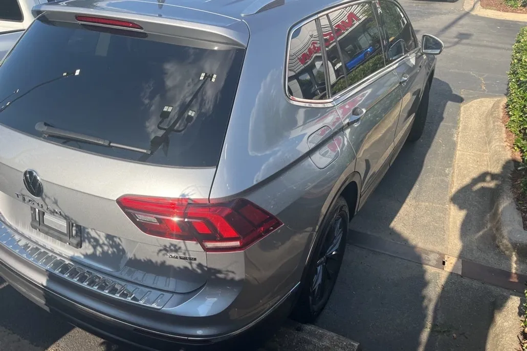 2022 Volkswagen Tiguan SE photo 1