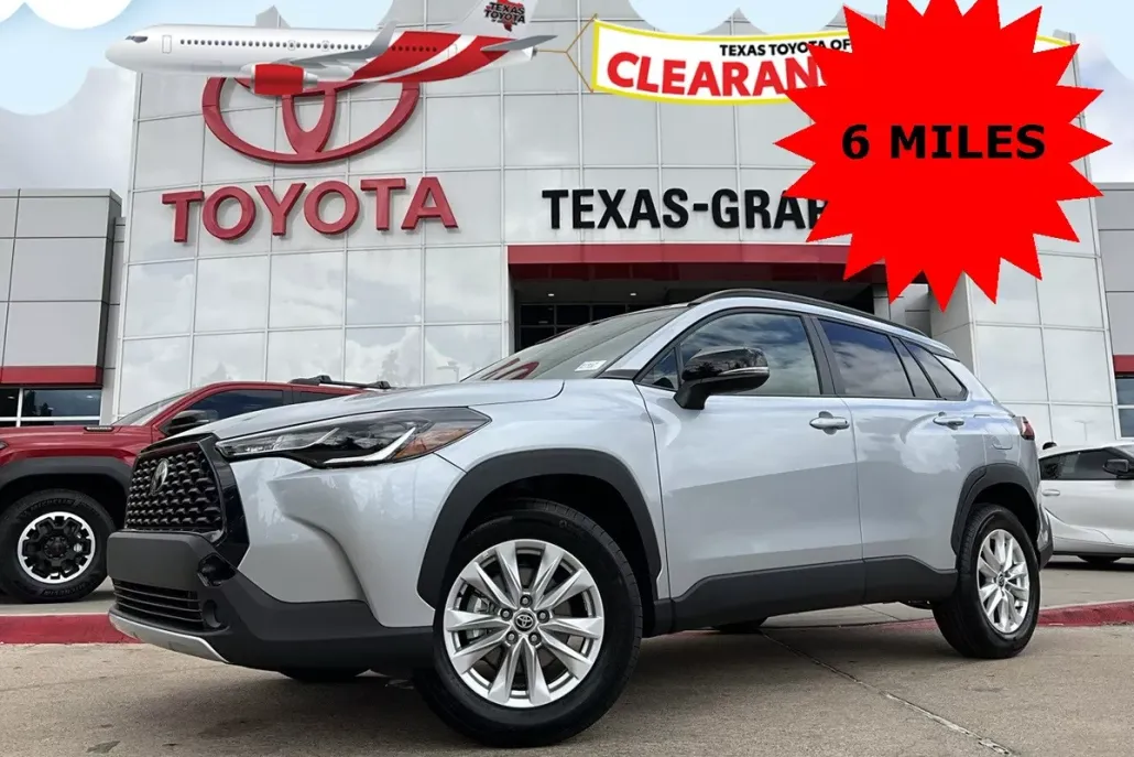 2025 Toyota Corolla Cross LE photo 1