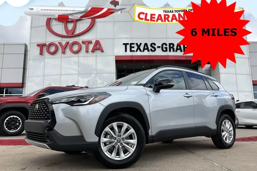 2025 Toyota Corolla Cross LE photo 1