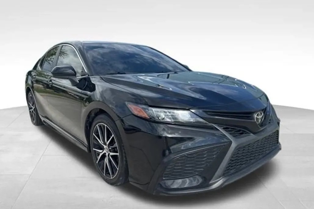 2021 Toyota Camry SE photo 1