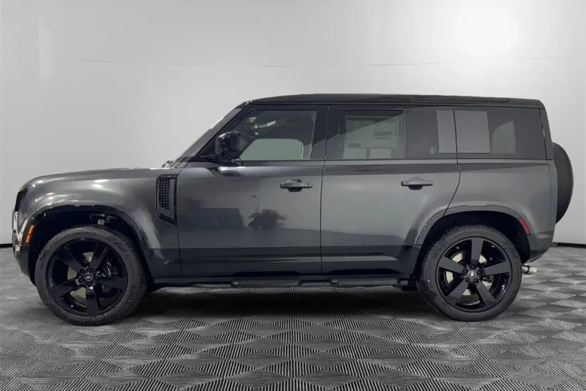 2025 Land Rover Defender 110 V8 photo 1