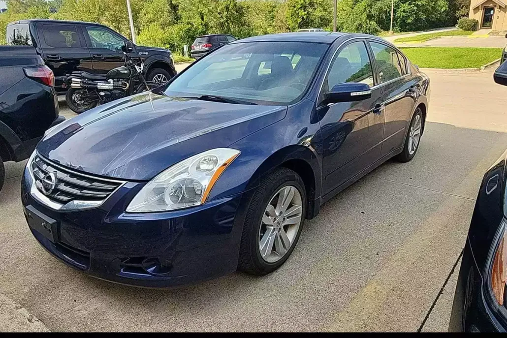 2010 Nissan Altima 3.5 SR photo 1