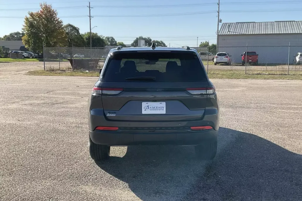 2025 Jeep Grand Cherokee Laredo photo 1