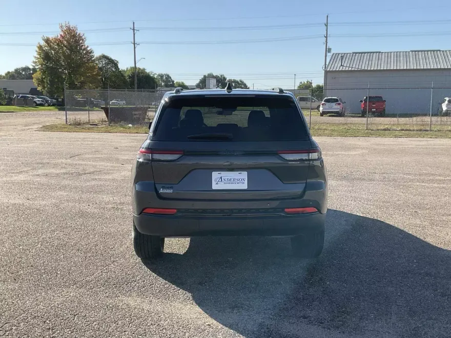 2025 Jeep Grand Cherokee Laredo photo 1